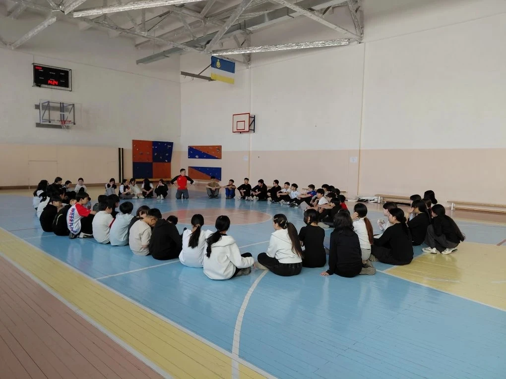 🇷🇺 Традиция укрепляет здоровье и командный дух! Сегодня день  начался  с бодрой «Зарядки с директоро