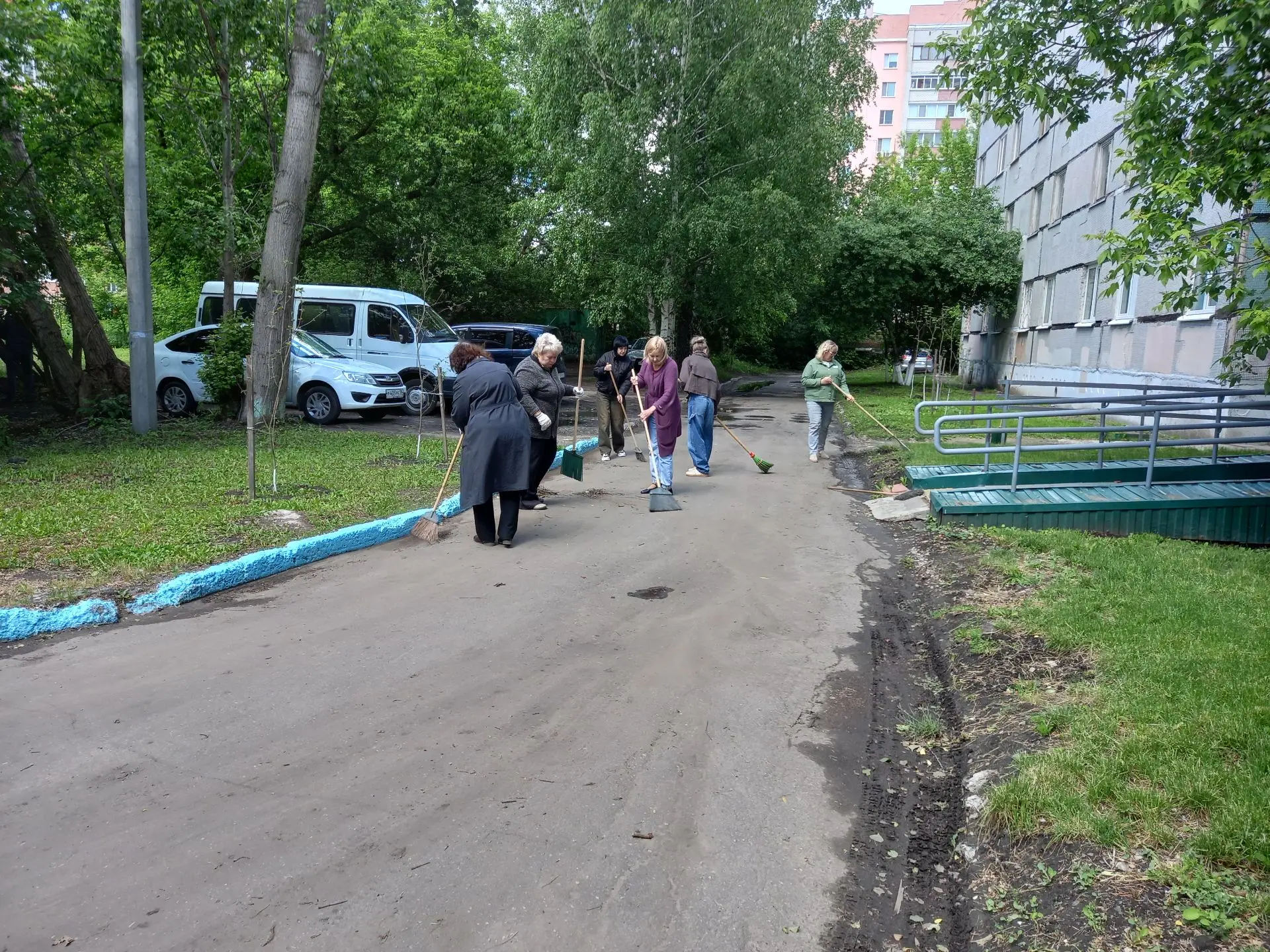 29 мая 2026 в рамках санитарной пятницы сотрудники Учреждения провели уборку прилегающей территории.