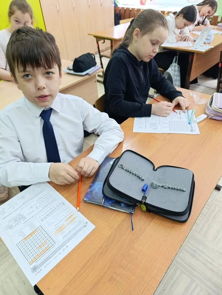 Сегодня наша школа традиционно начала учебную неделю с линейки и исполнения Государственного гимна Р