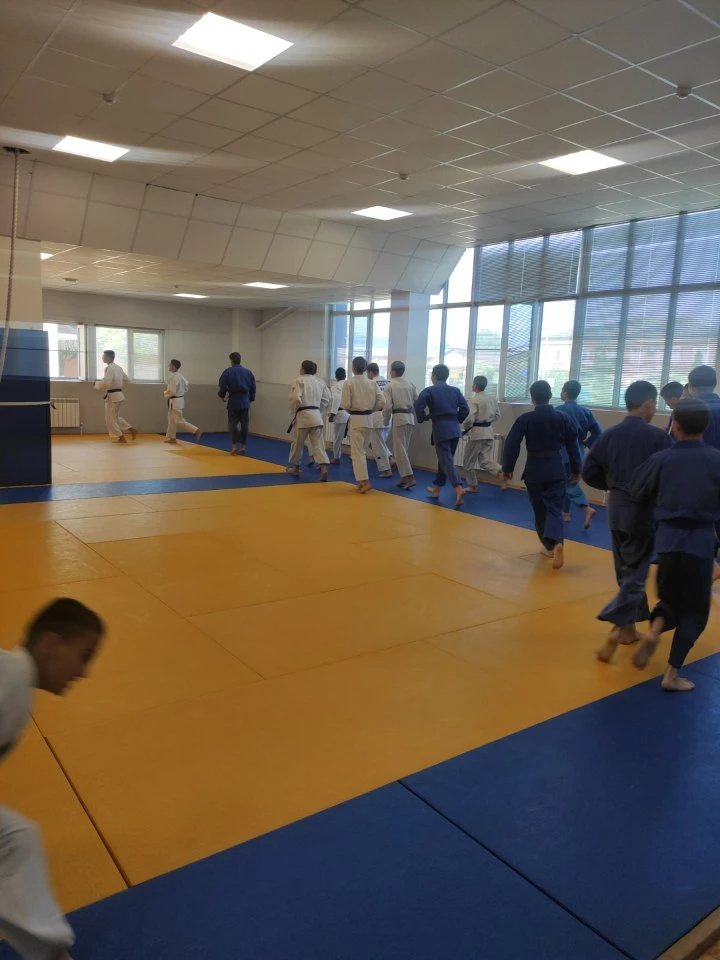 Спорстмены занимаются тренировками по дзюдо в каникулярное время.

Каникулярное время — это не перио