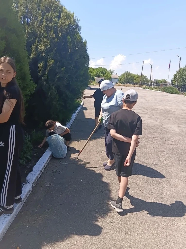 Итоги ЛТО "Истоки": Цветущая школа и довольные ребята! 🌸☀️

Вот и подошла к концу наша летняя трудо
