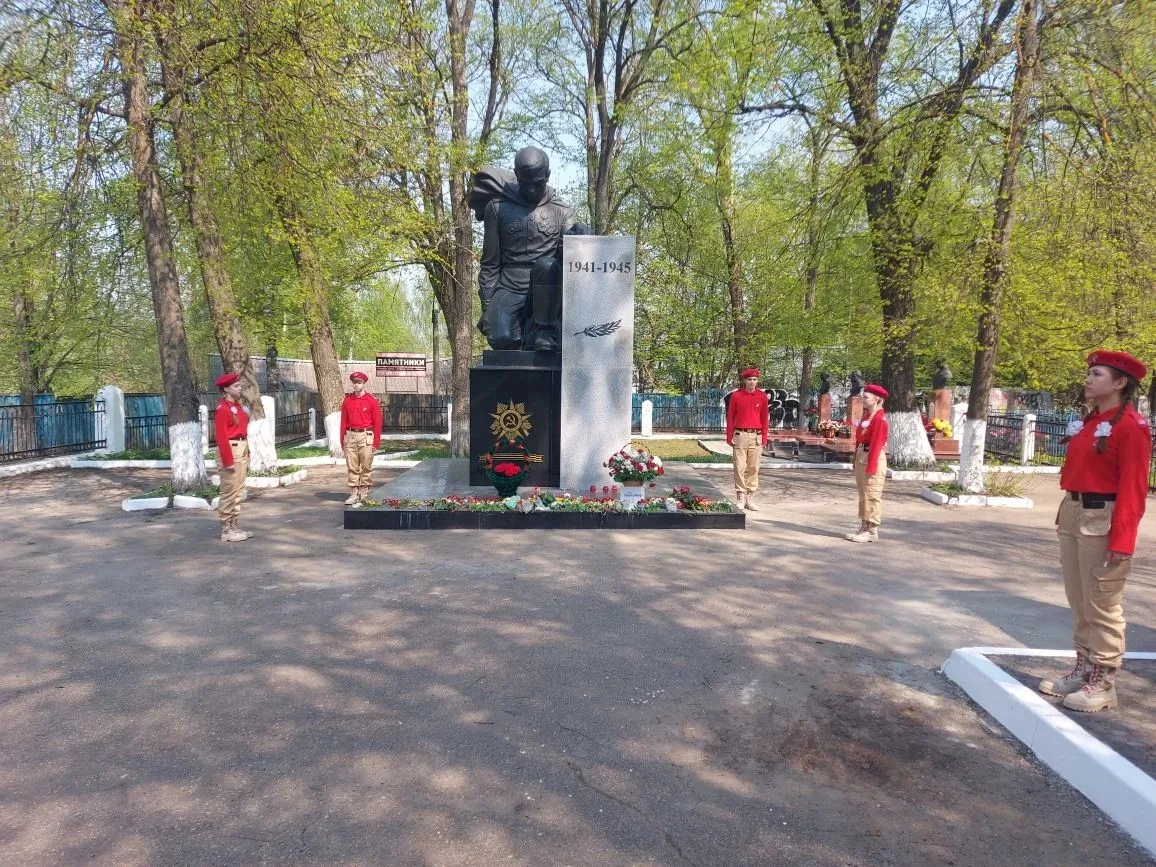 🌷🎉 Мы помним! Мы гордимся!  Сегодня в МБОУ СШ №14 состоялось важные и трогательные мероприятия— возл