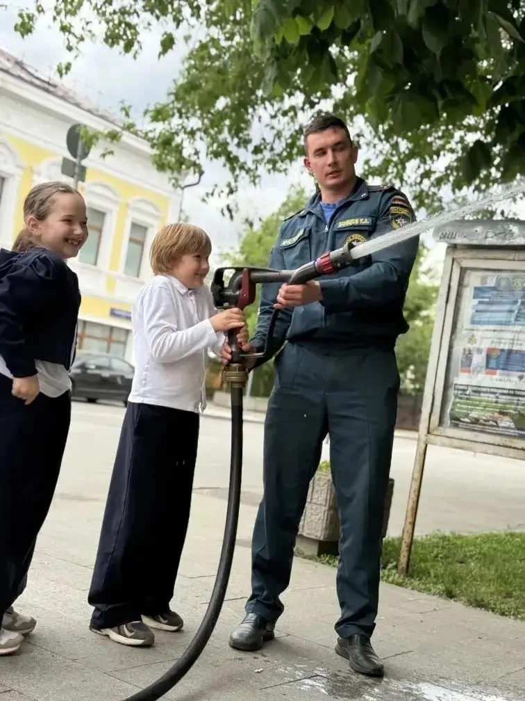 🚒 Герои рядом: 1 «А» в гостях у пожарной части!  Ученики 1 «А» побывали на увлекательной экскурсии в