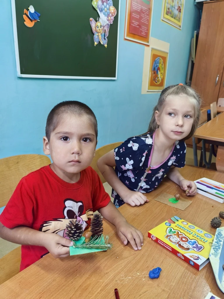 Невероятно тёплая и уютная атмосфера царила в младшей группе. Делали поделки из природн...