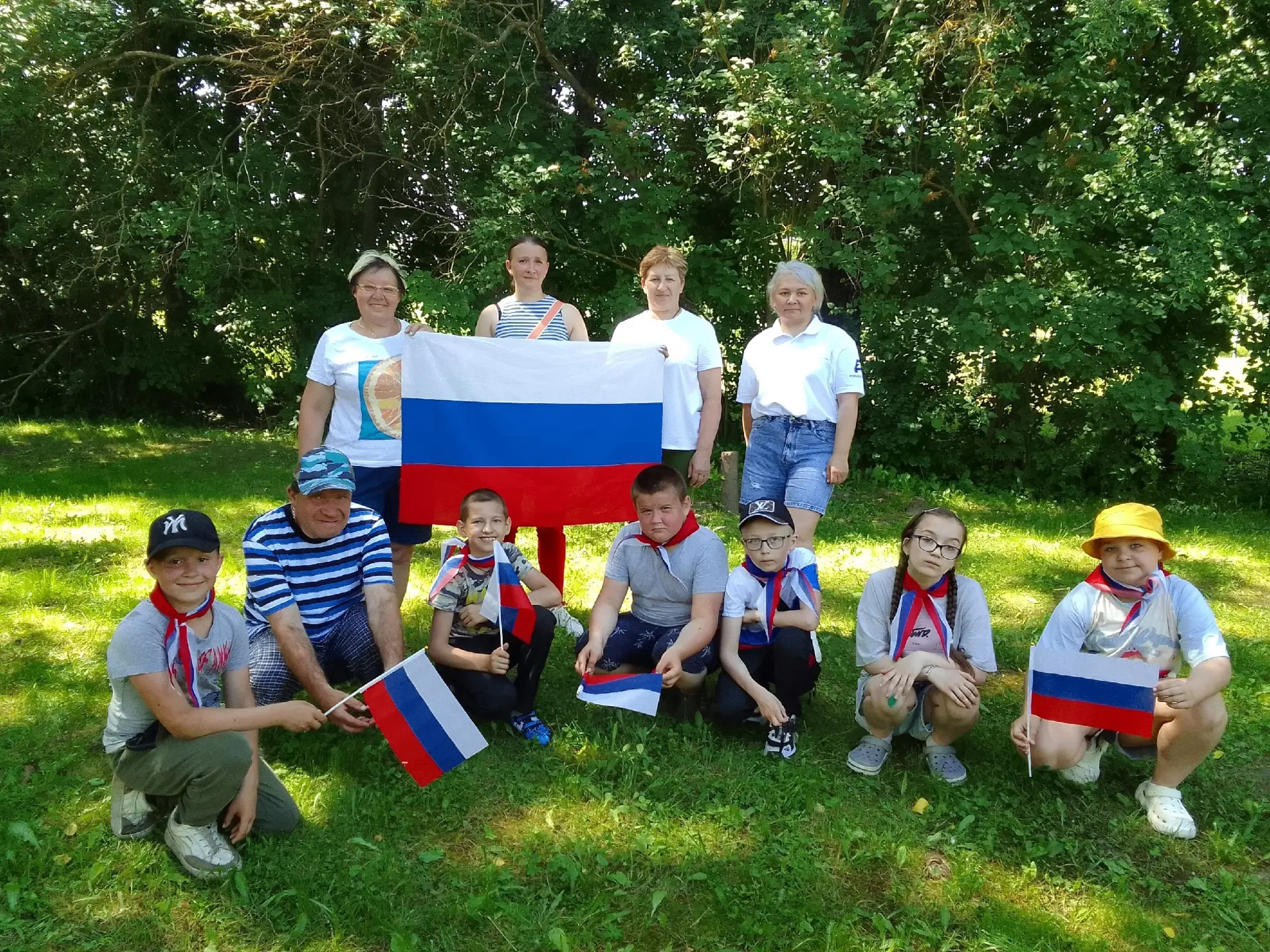 Велопробег, посвященный Дню России "Родиной горжусь!"  

Юные патриоты с российским триколором проех