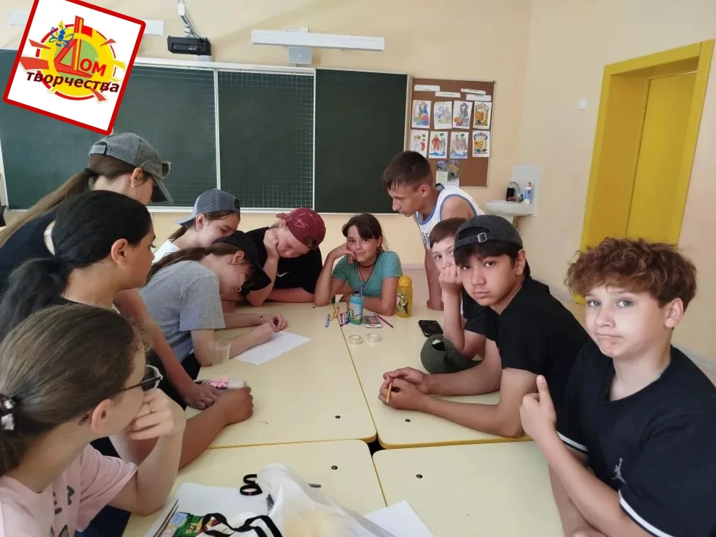 Педагоги Дома творчества провели для ребят пришкольного лагеря "Семицветик" Медынской школы. Патриот