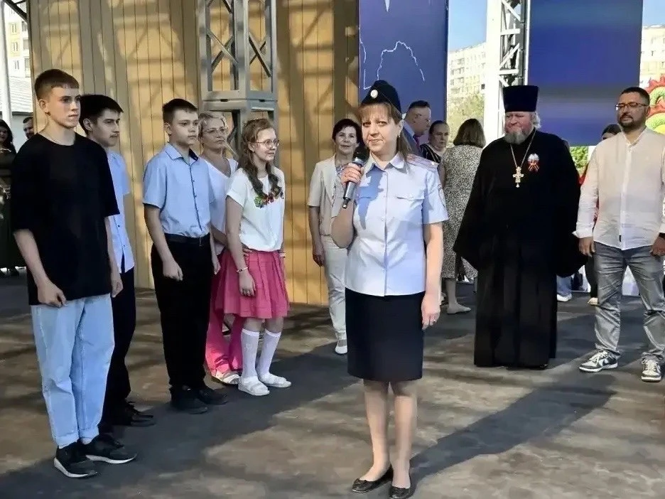 В Новокузнецке в честь Дня России полицейские и общественники торжественно вручили подросткам первые