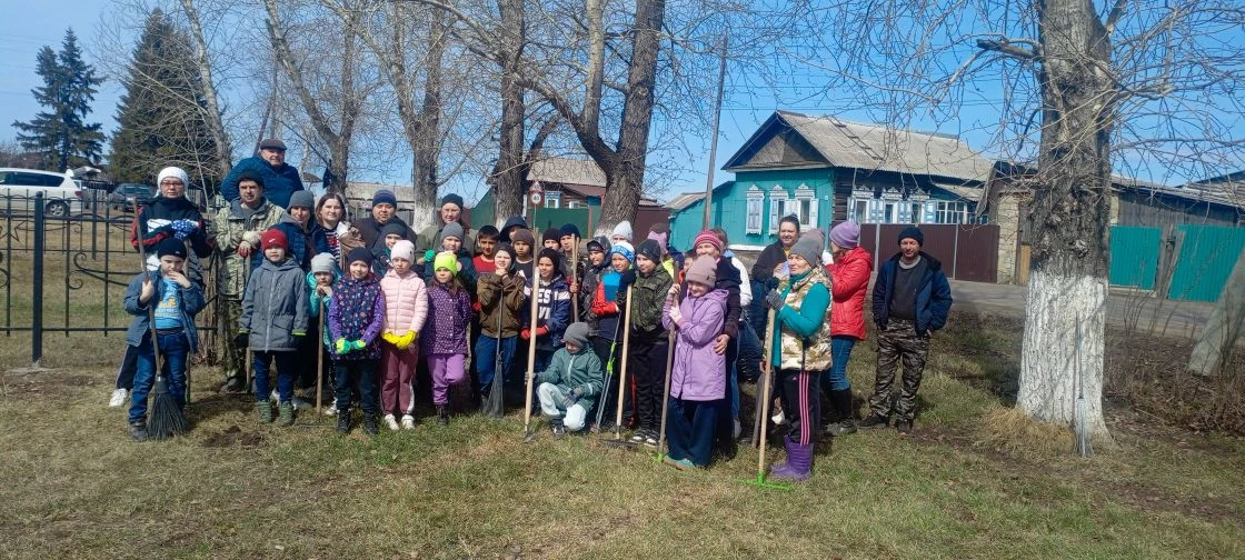 С воодушевлением совместными усилиями  облагородили прилегающую к памятнику территорию – убрали лист