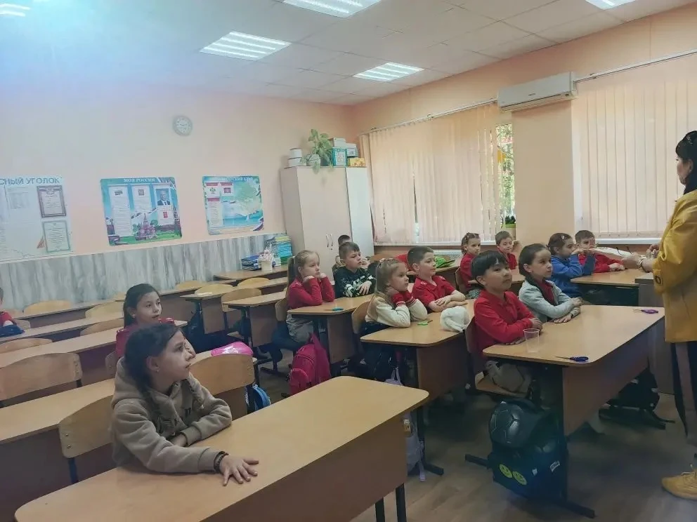 В преддверии Первомая в нашей школе состоялись библиотечные уроки, посвященные теме: «Мир, труд, май