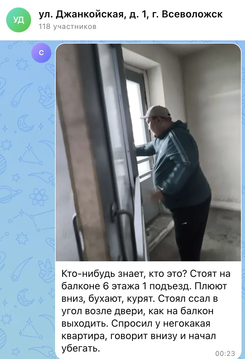 Вот такие бывают кадры. А жители потом жалуются, что в подъезде воняет, уборщица не уби...