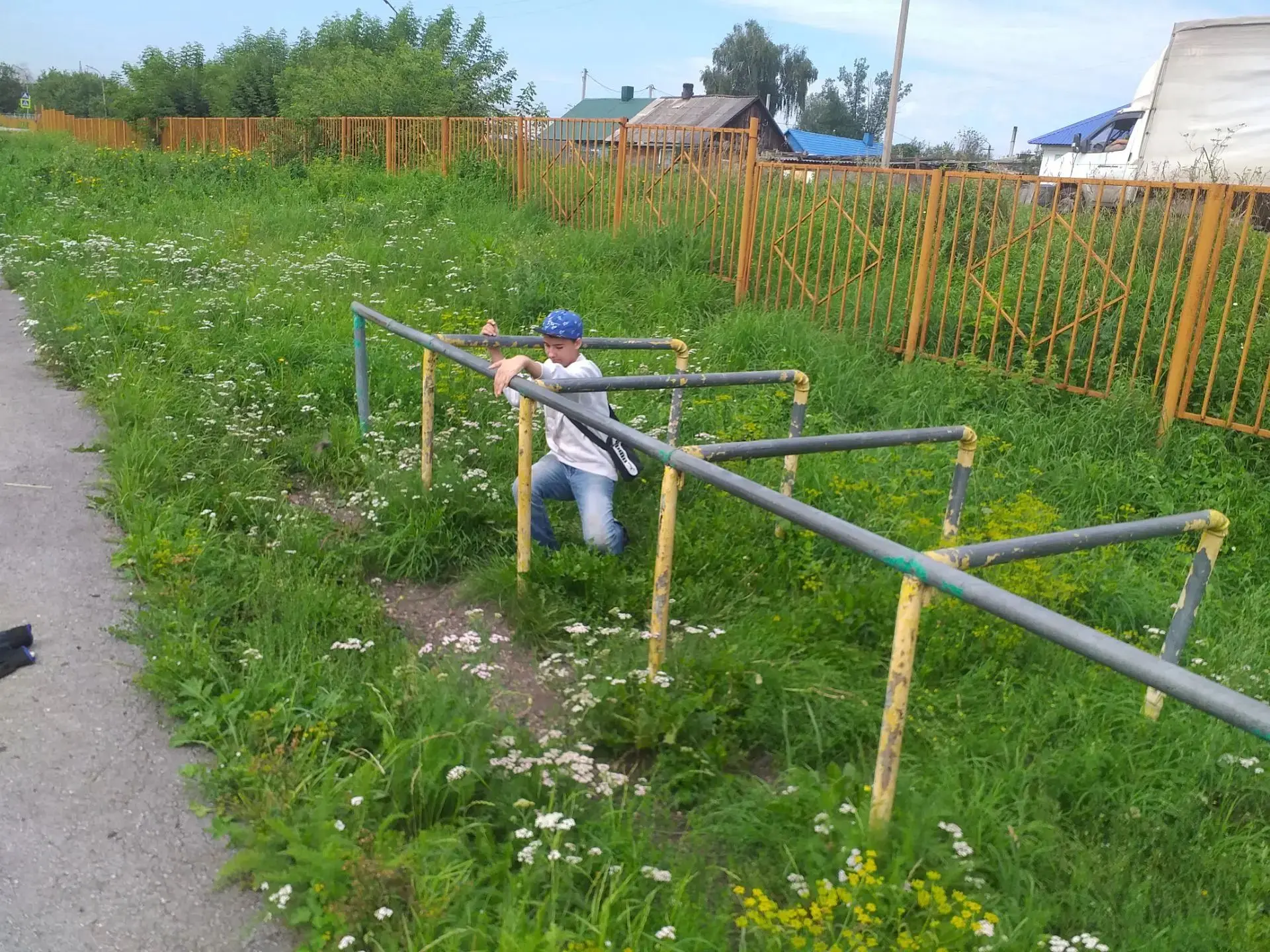 На школьной спортивной площадке сегодня было очень весело. Ребята соревновались кто быс...