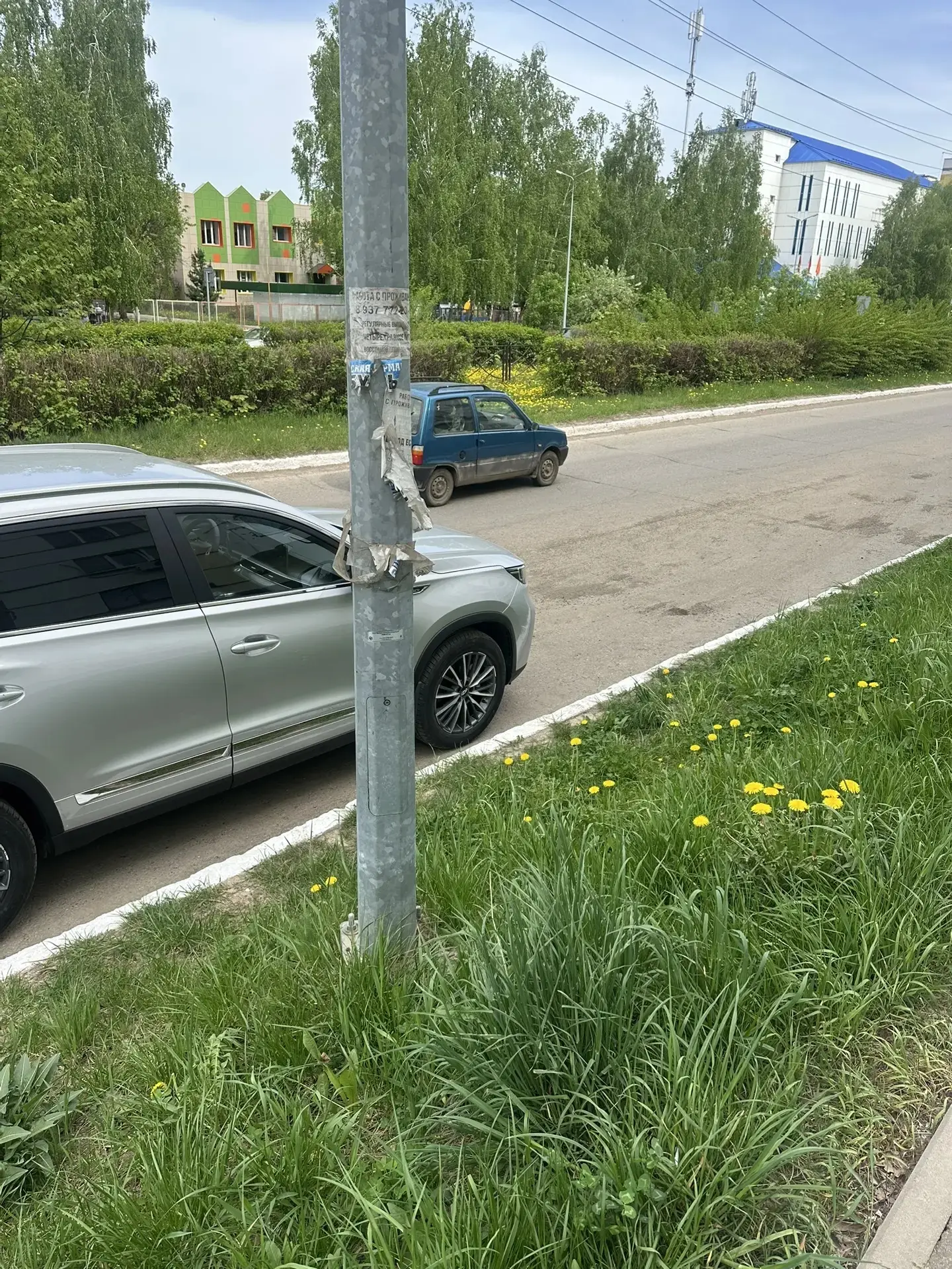 Сегодня коллектив детского сада "Родников"вышел на необычный субботник — очищали столбы...