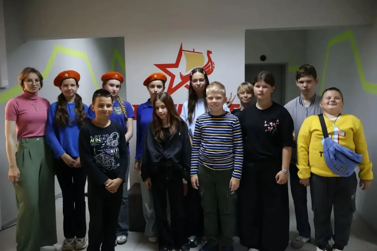 Кадеты 7а класса пожарно-спасательного профиля "Школы безопасности" проходят обучение в...