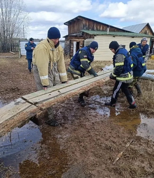 Вода покидает Арылах. На 15:00 14 мая ее уровень в границах села  составил 166 см. Кажд...