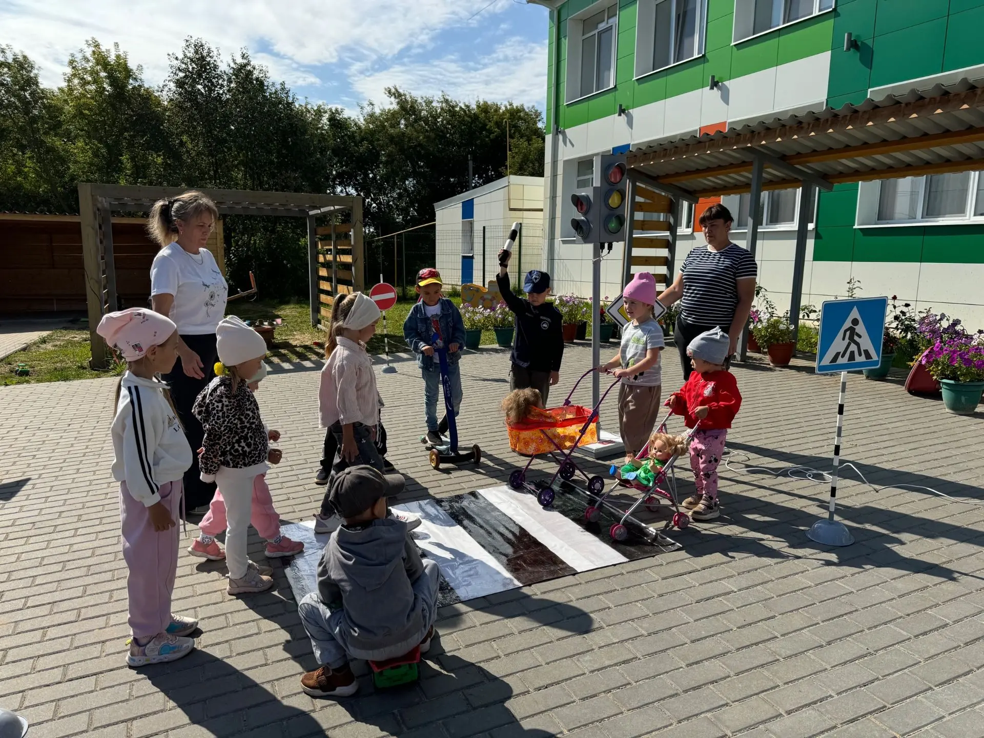 В рамках месячника «Безопасности дорожного движения» наши дошколята также приняли участ...