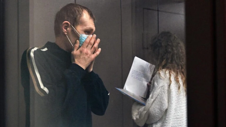 Один из осужденных в рамках дела о хищении денег с продажи квартиры Ларисы Долиной заключил контракт