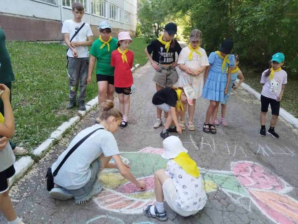 Уличные мастерские «Улица талантов»

16 июня на прилегающей территории Дорогинской библиотеки распах