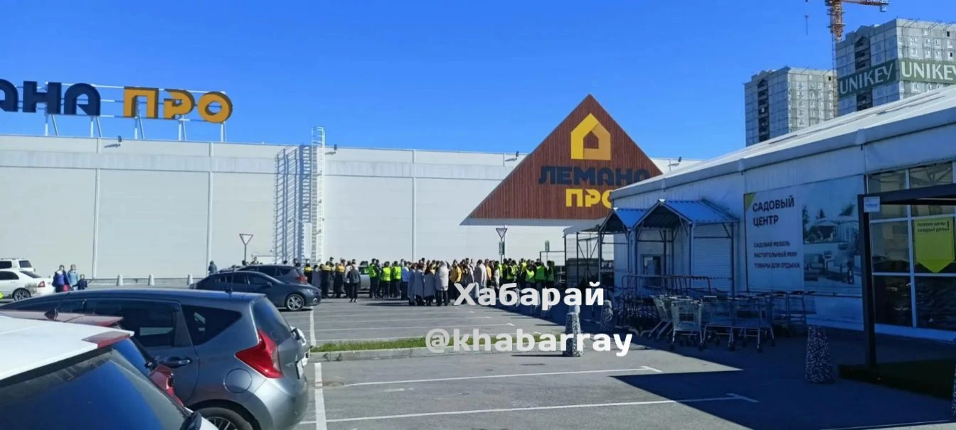 Из "ЛеманаПро" эвакуировались продавцы