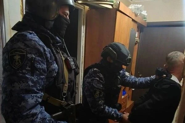 ❗️В центре Курска сотрудники Росгвардии оперативно задержали мужчину, который ранил нож...