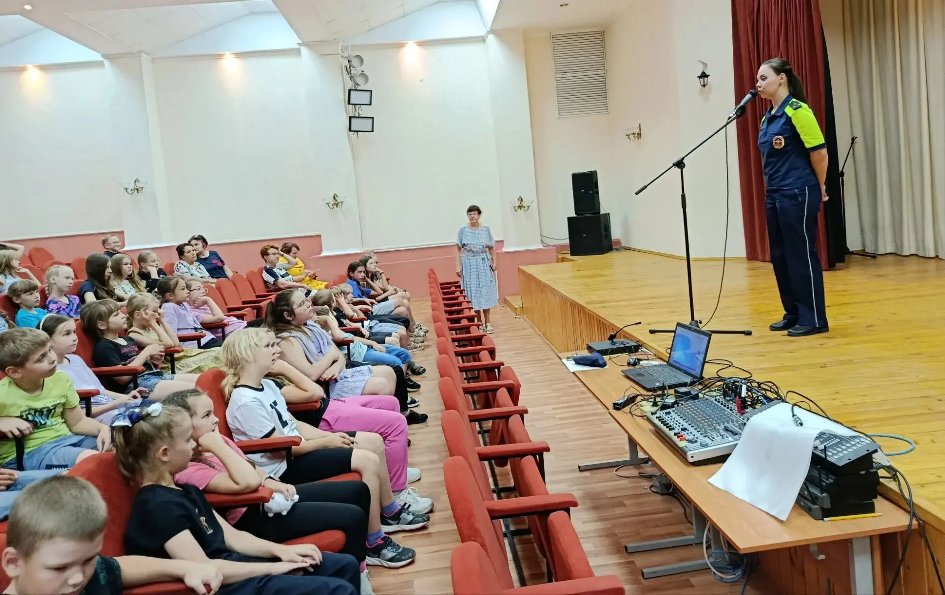 Большое внимание в школьном лагере 🏕️ уделяется безопасности детства 👶🏻.

Сотрудник отделения БДД