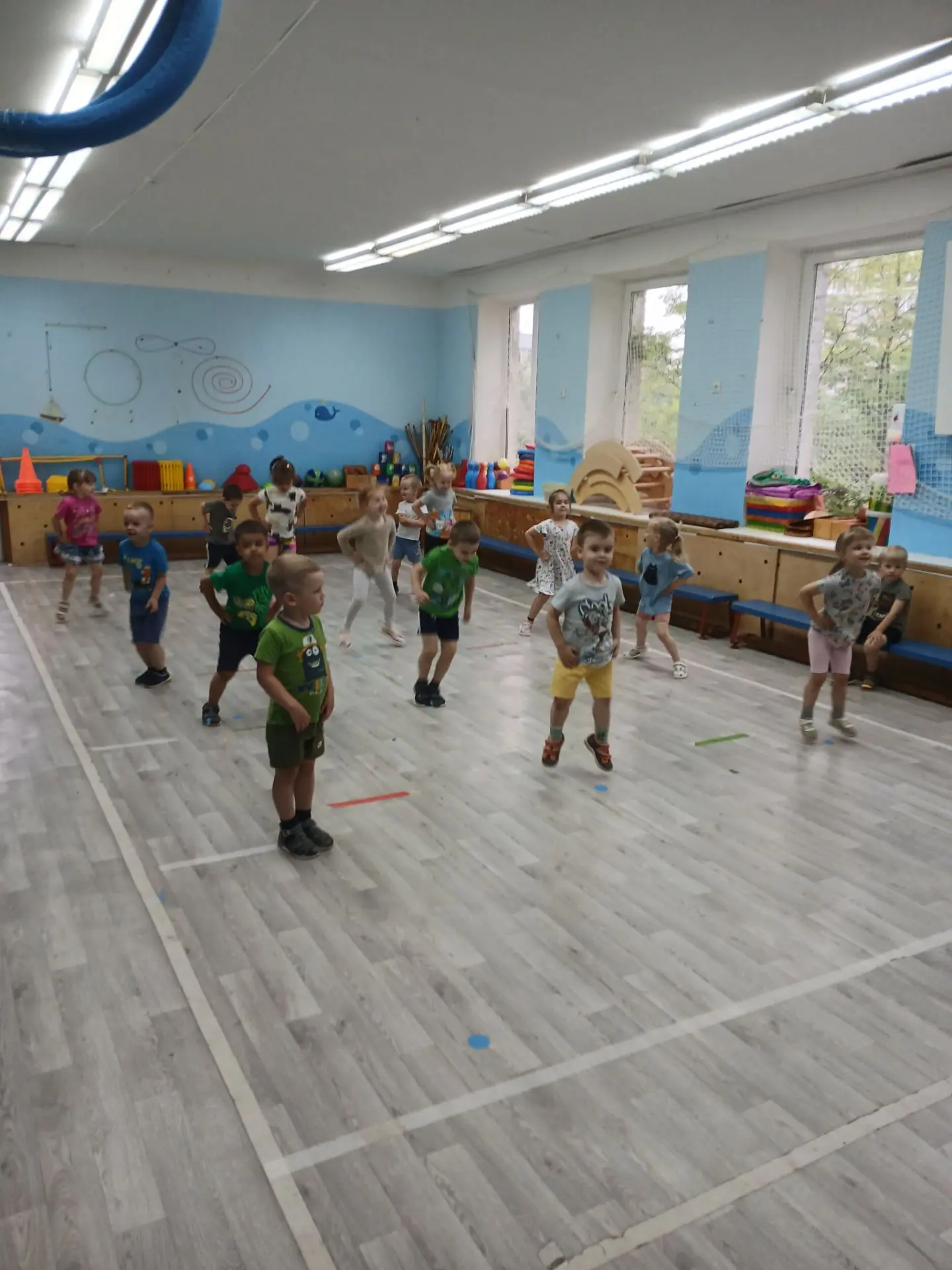 Дождь за окном — зарядка внутри! ☔️🤸‍♀️

Сегодняшний день в нашей группе 5 начался не с прогулки, а