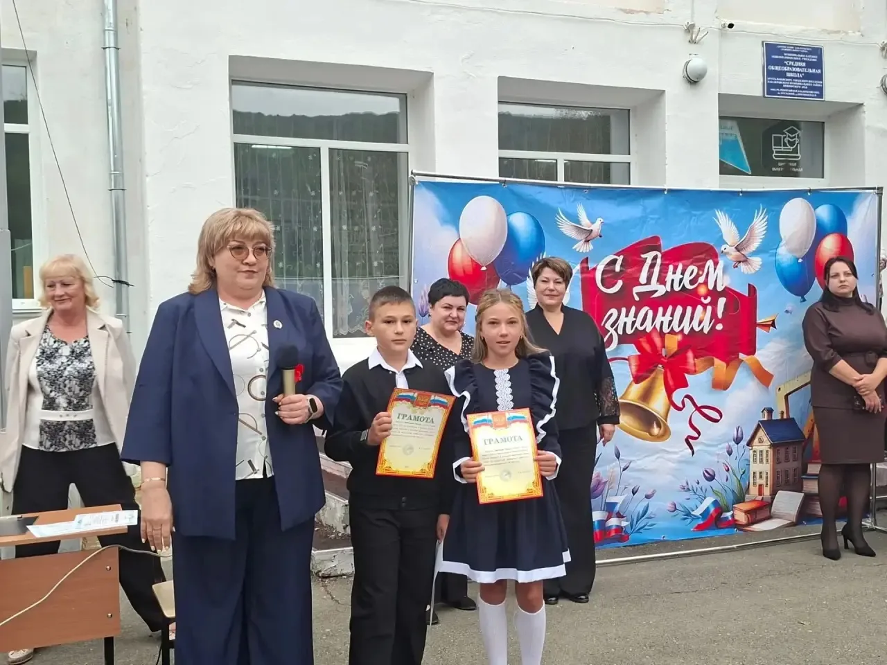 🔔 День знаний в Кавалеровском округе: депутаты Думы поздравили школьников с началом уч...