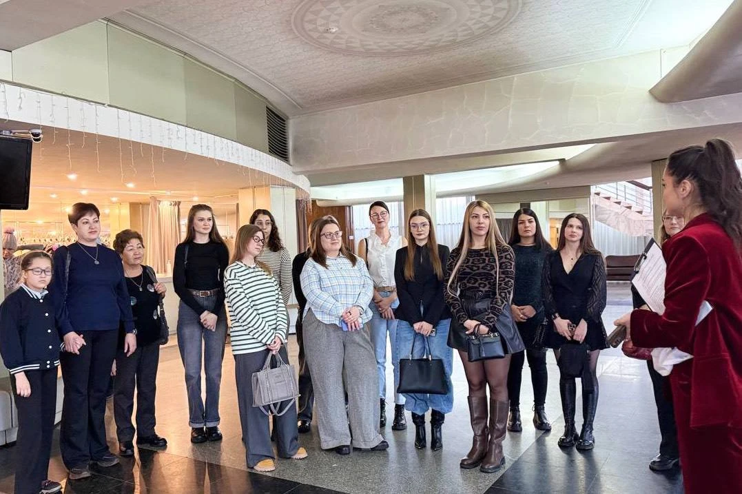 🎭 Тайны закулисья: работницы «РН-Ванкор» прикоснулись к магии театра!  💚 Для прекрасной половины кол