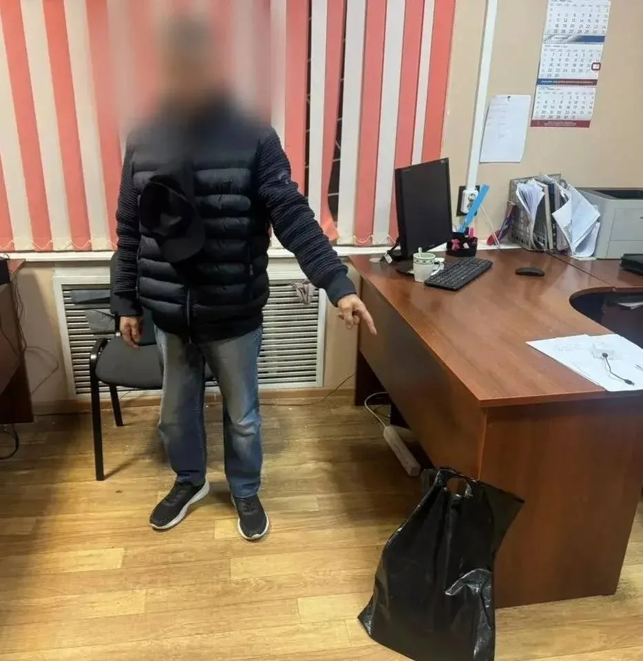 В Ленинградской области транспортными полицейскими раскрыта кража телефона и кроссовок,...