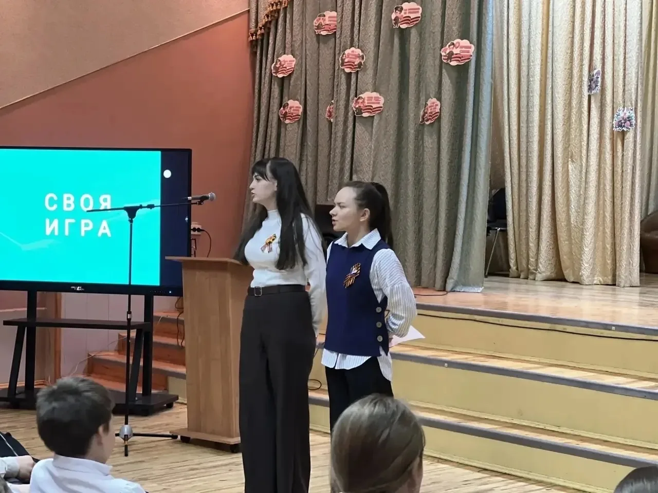 🔔Неделя словесности продолжается. Ребята из 5-х классов открыли выставку «Рисуем сказки». К ней може