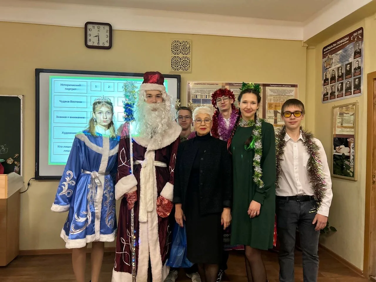 Новогоднее движение: 11‑е классы подарили праздник всей школе!  В преддверии Нового года ученики 11‑