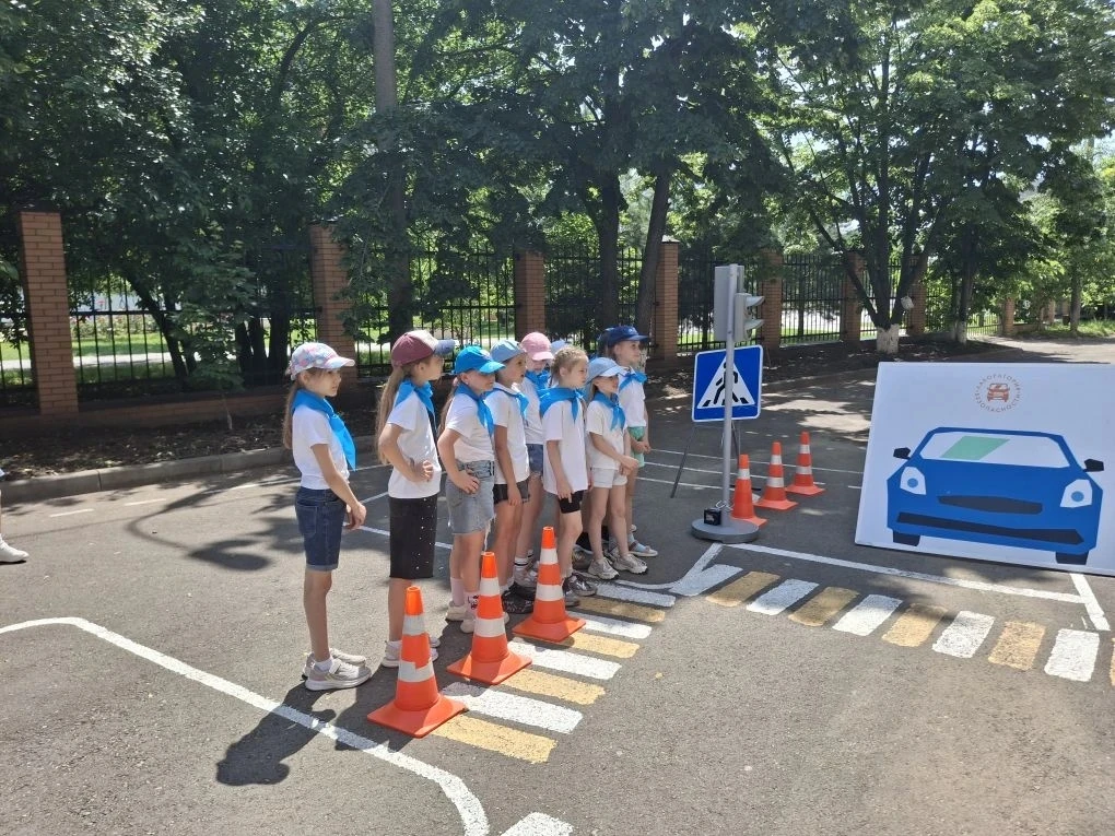 🚦 Азбука на колёсах: лето под защитой правил

Сегодня в лагере дневного пребывания «Позитив» был ос