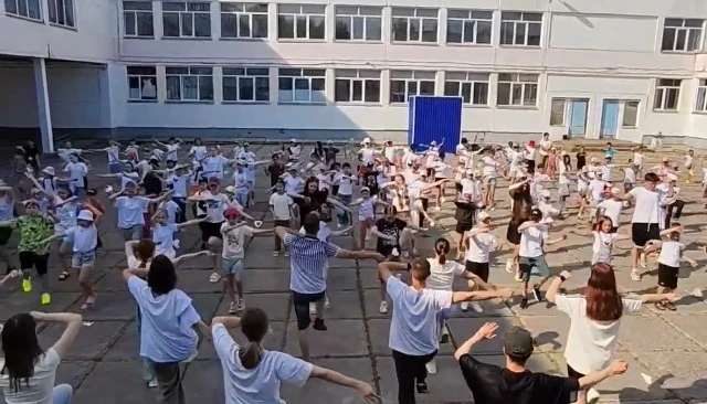 Утро, 11 июня, в детском лагере «Непоседы» началось по‑особенному — с торжественной линейки в честь 