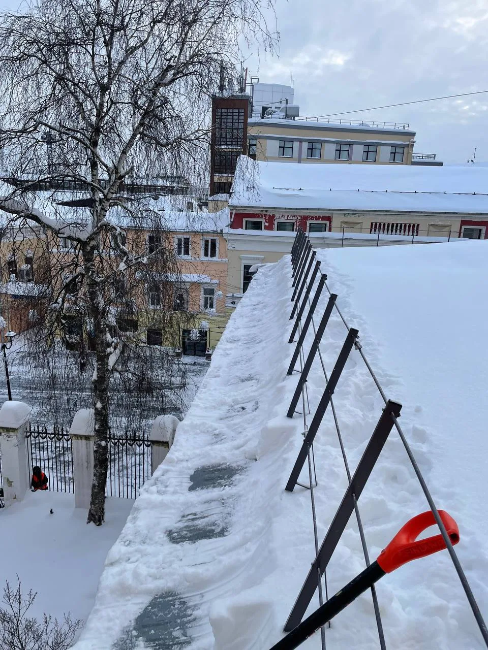 С самого раннего утра наши альпинисты проводят очистку кровель от снега, наледи и сосулек. 💪