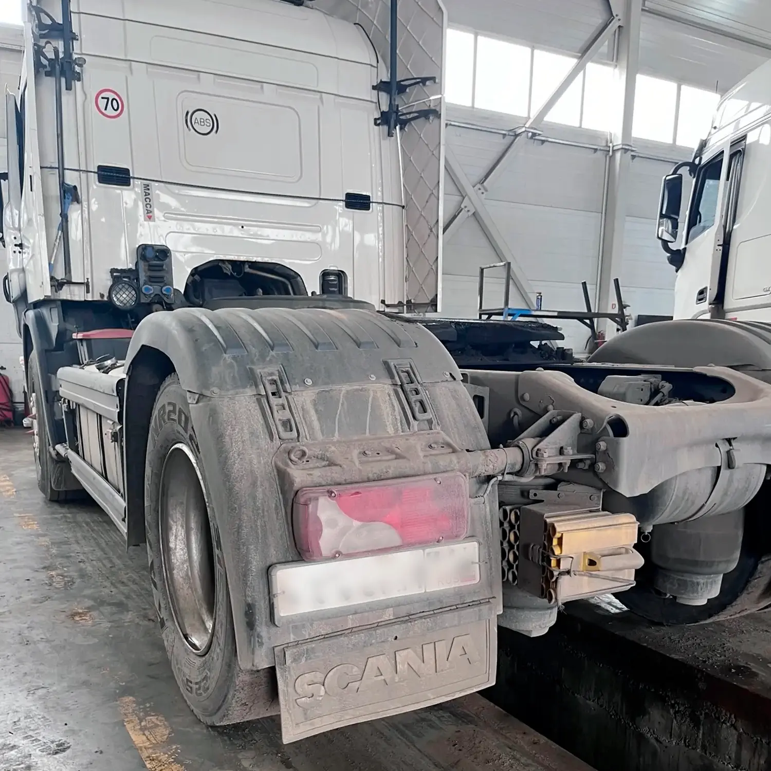 В наш автосервис заехал тягач Scania с неисправностью в тормозной системе.