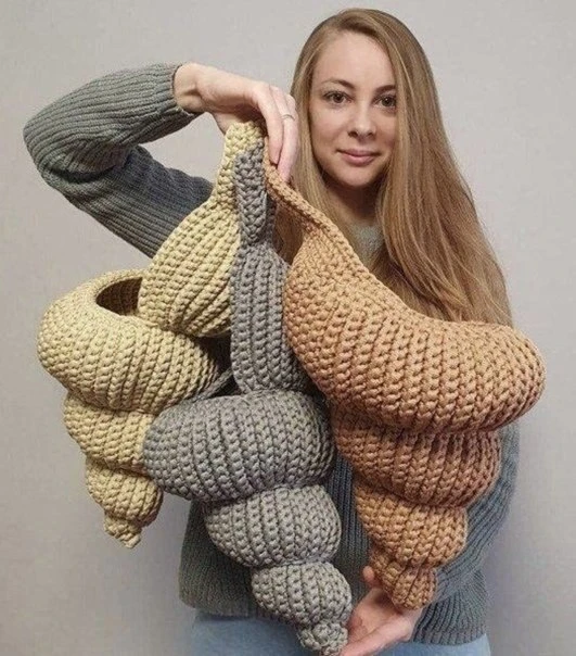 Вязаная улитка для декора интерьера.