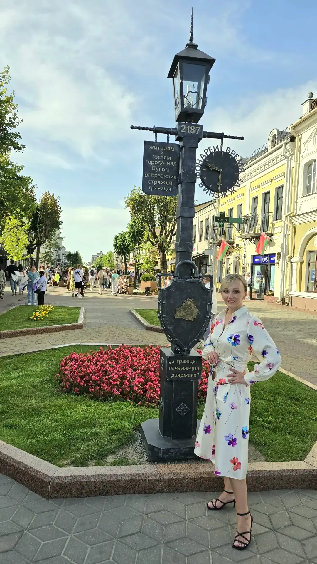 🎩 ЖИВАЯ СКАЗКА БРЕСТА: ХРАНИТЕЛЬ УСКОЛЬЗАЮЩЕГО СВЕТА!

Помните, у Андерсена старый уличный фонарь м