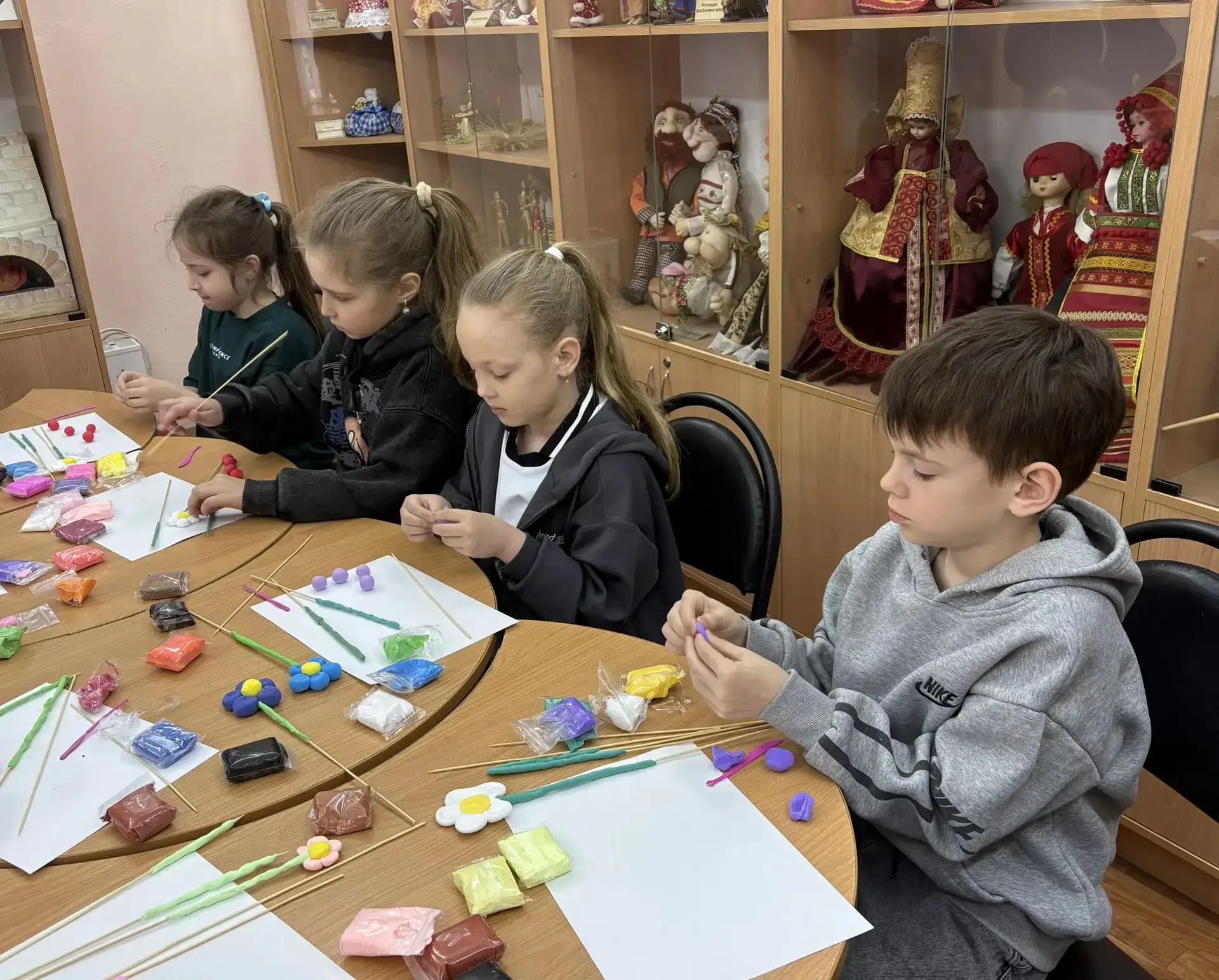🌷 «Весенний  букет» 🌷      Ученики 1 «А» класса побывали в БЦВР на увлекательном мастер‑классе «Весе