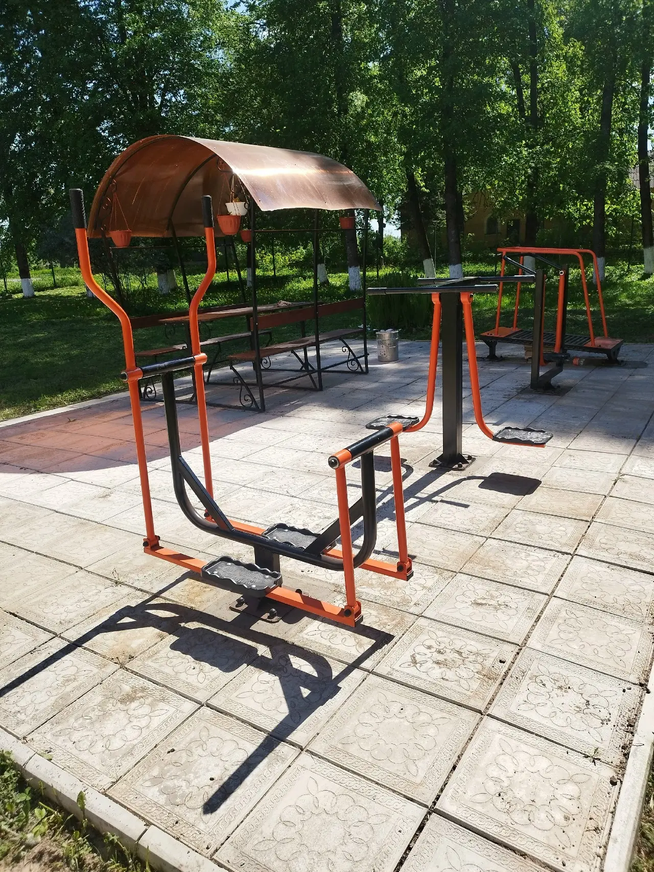 Установили тренажеры.