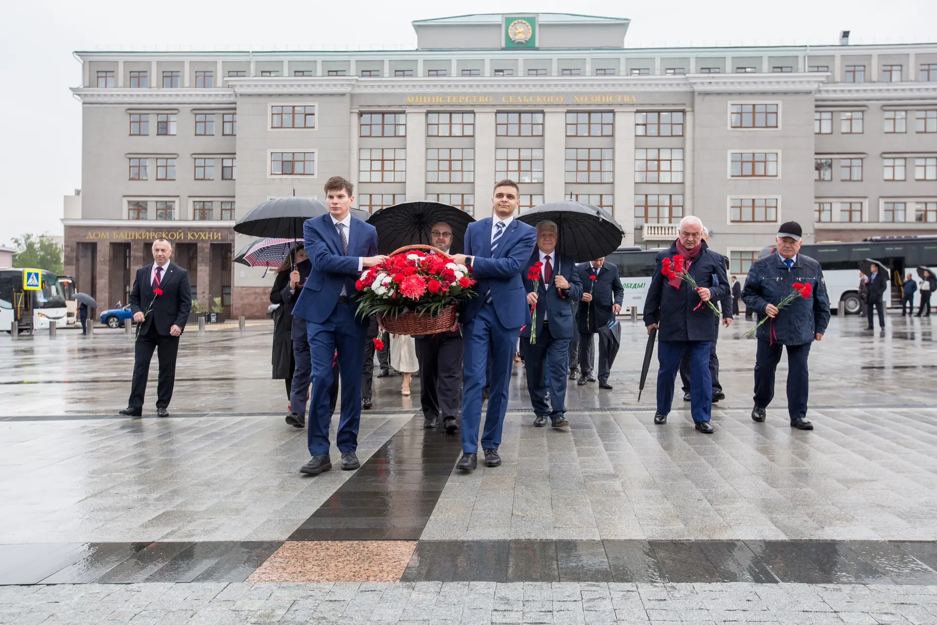 В ЗНАК УВАЖЕНИЯ К ПОДВИГУ