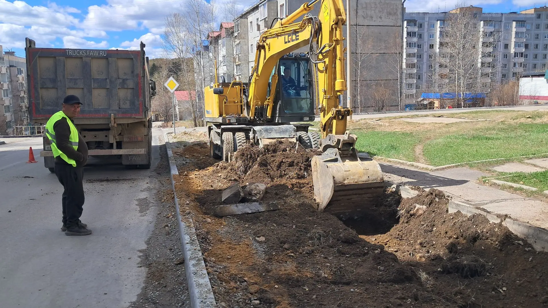 🚧 В Тынде стартовала дорожная кампания 2026 года  На улице Октябрьской началось устройство тротуаров
