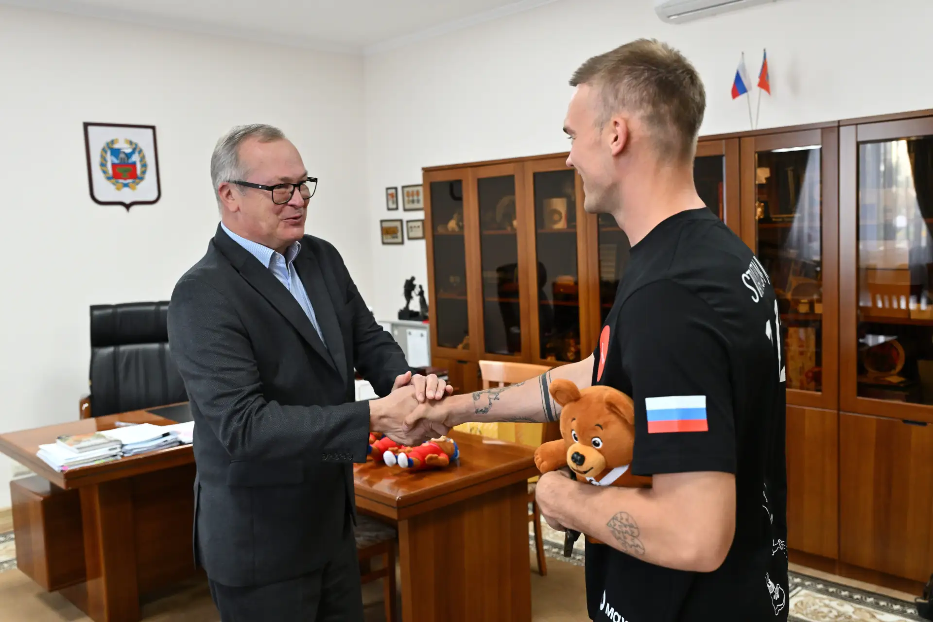 🤝 После установленного рекорда парашютист Сергей Бойцов вместе со своей семьей и члена...