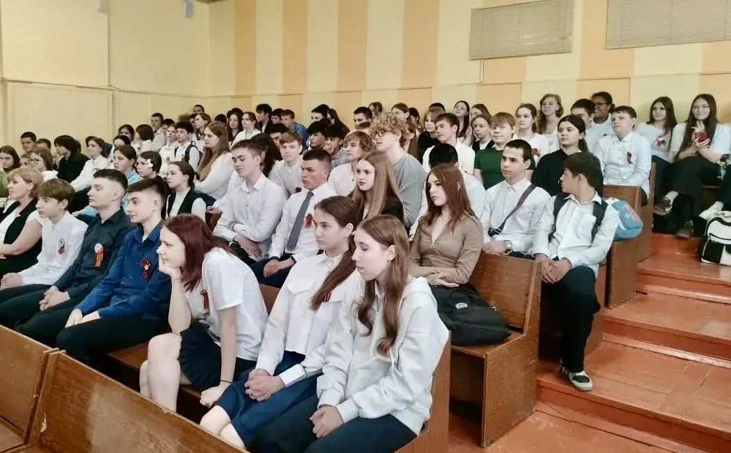 ✨Сегодня учащиеся 8–11 классов посетили тематический концерт, посвящённый Дню Победы, который прошел