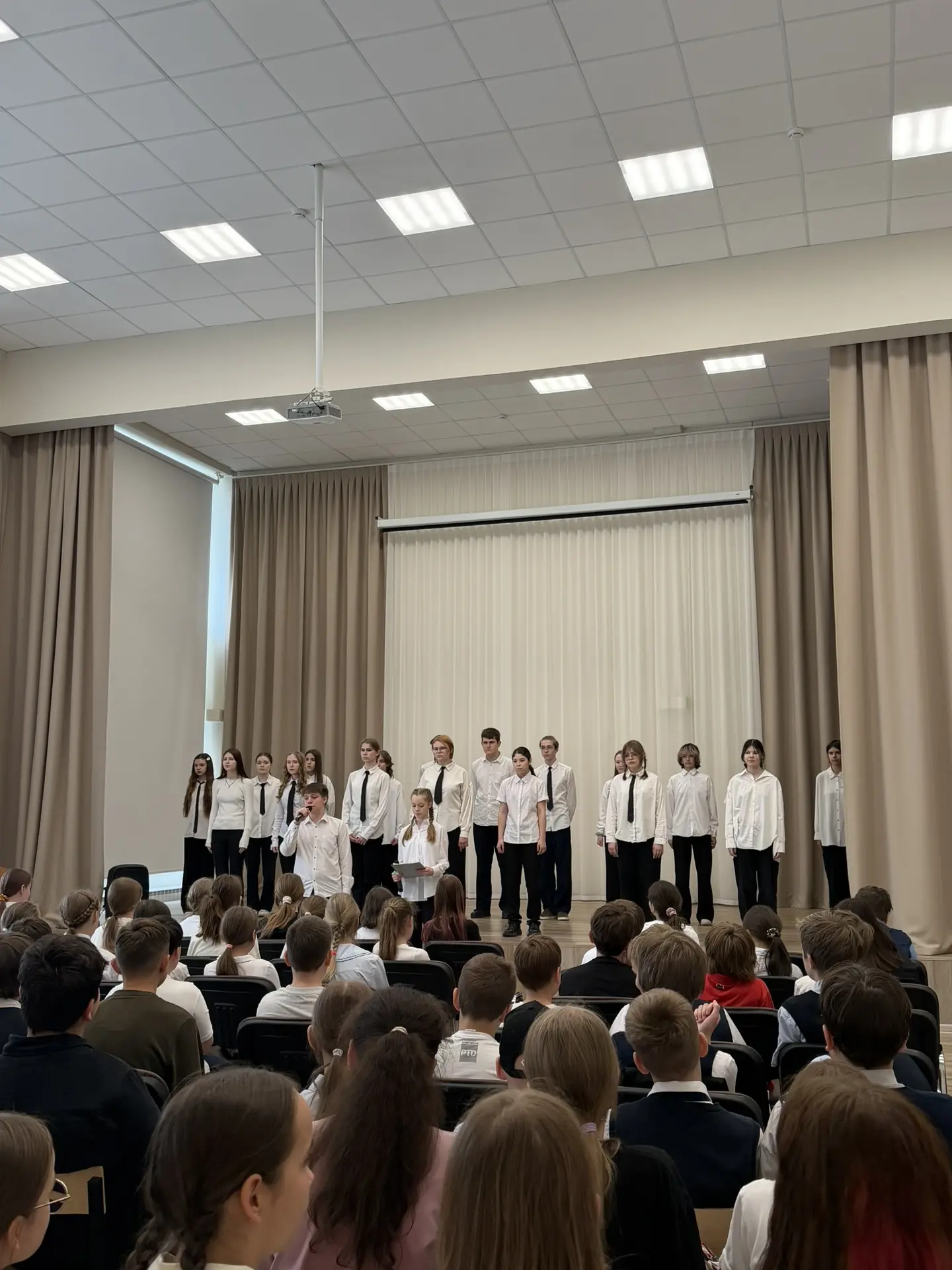 Песни, ставшие судьбой!  В нашей школе прошло особенное событие — праздничный концерт для пятиклассн
