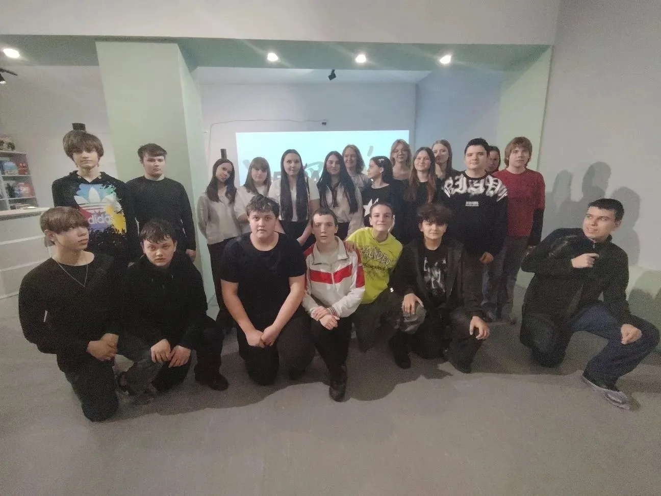 ОДИН ЗА ВСЕХ ✨ И ВСЕ В ИГРЕ! 🎉  В преддверии 8 Марта 8 «Д» класс (классный руководитель Мария Алекса