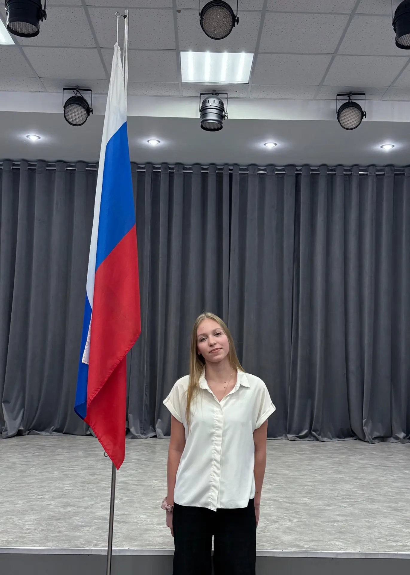 Торжественным поднятием флага началась новая учебная неделя    В понедельник в школе состоялась трад