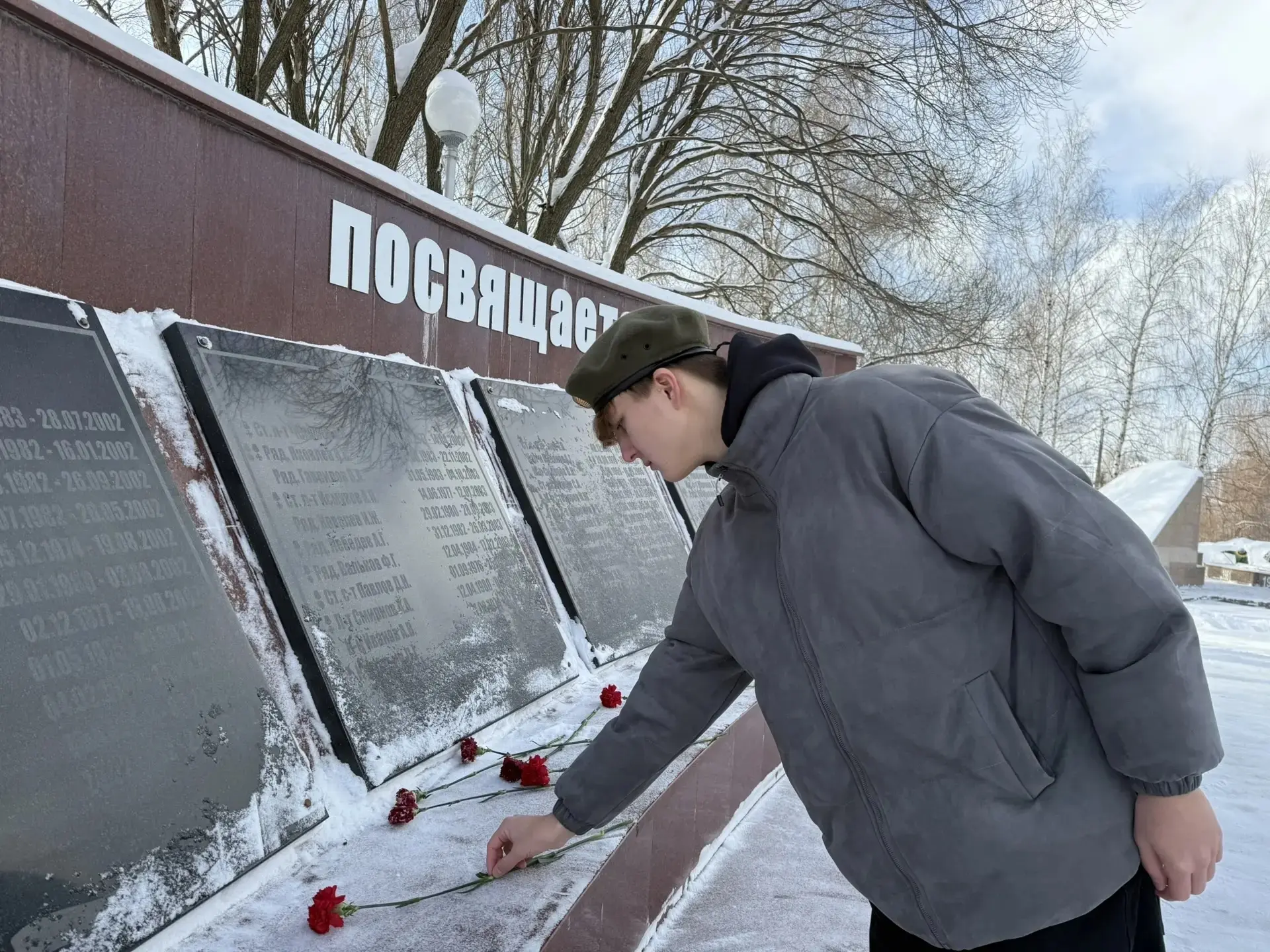 Сегодня в Чебоксарах прошла торжественная церемония возложения цветов в Мемориальном парке Победы.  