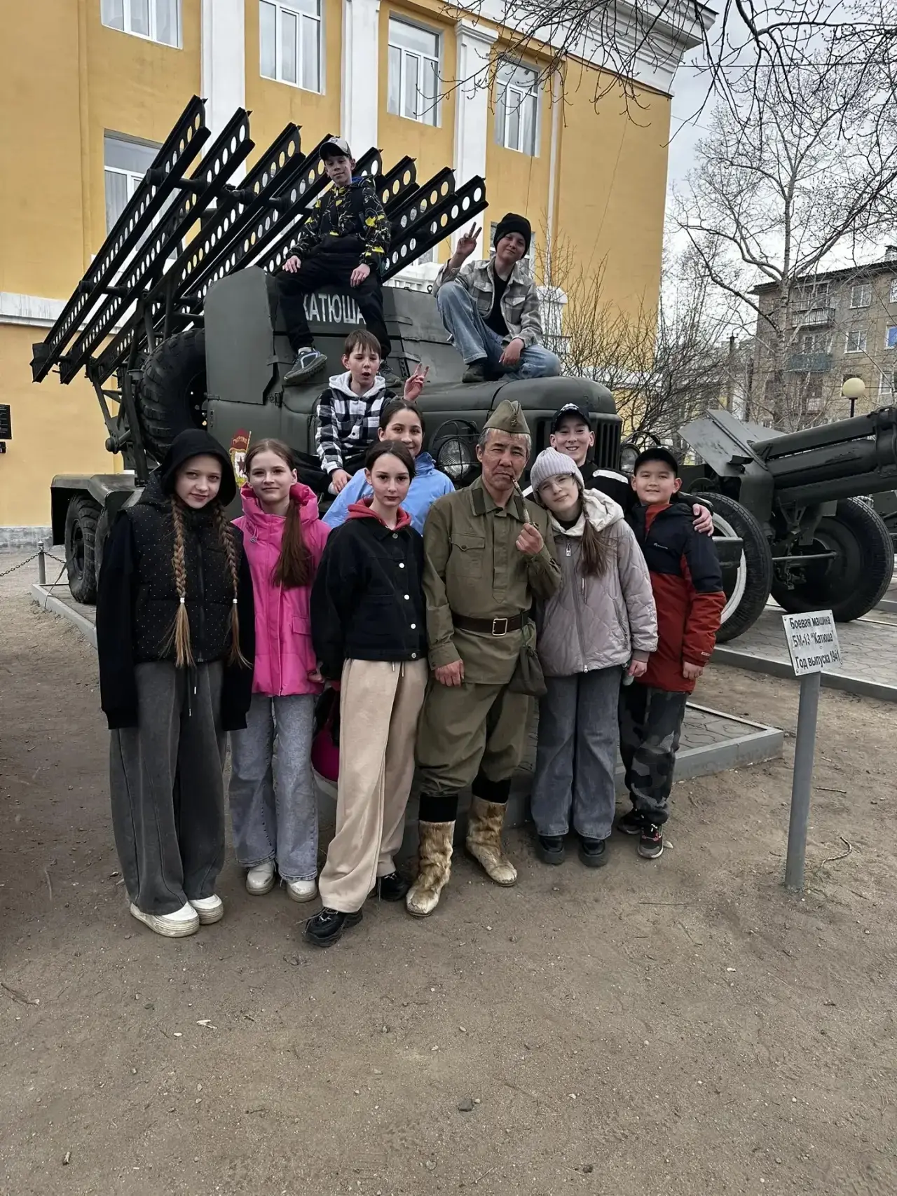 🎖️ Пятиклассники посетили Дом офицеров и спектакль «Трубка снайпера»  Учащиеся 5 «А» класса в преддв