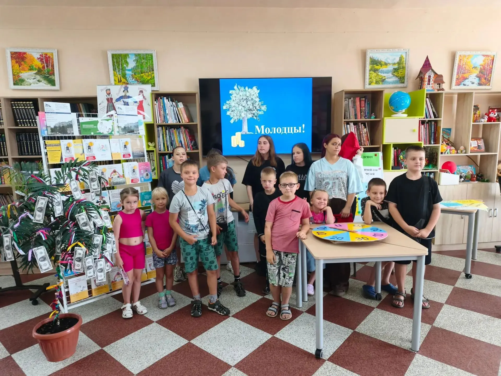 Ребята пришкольного лагеря  "Планета Детства" побывали в библиотеке семейного чтения на игровой разв