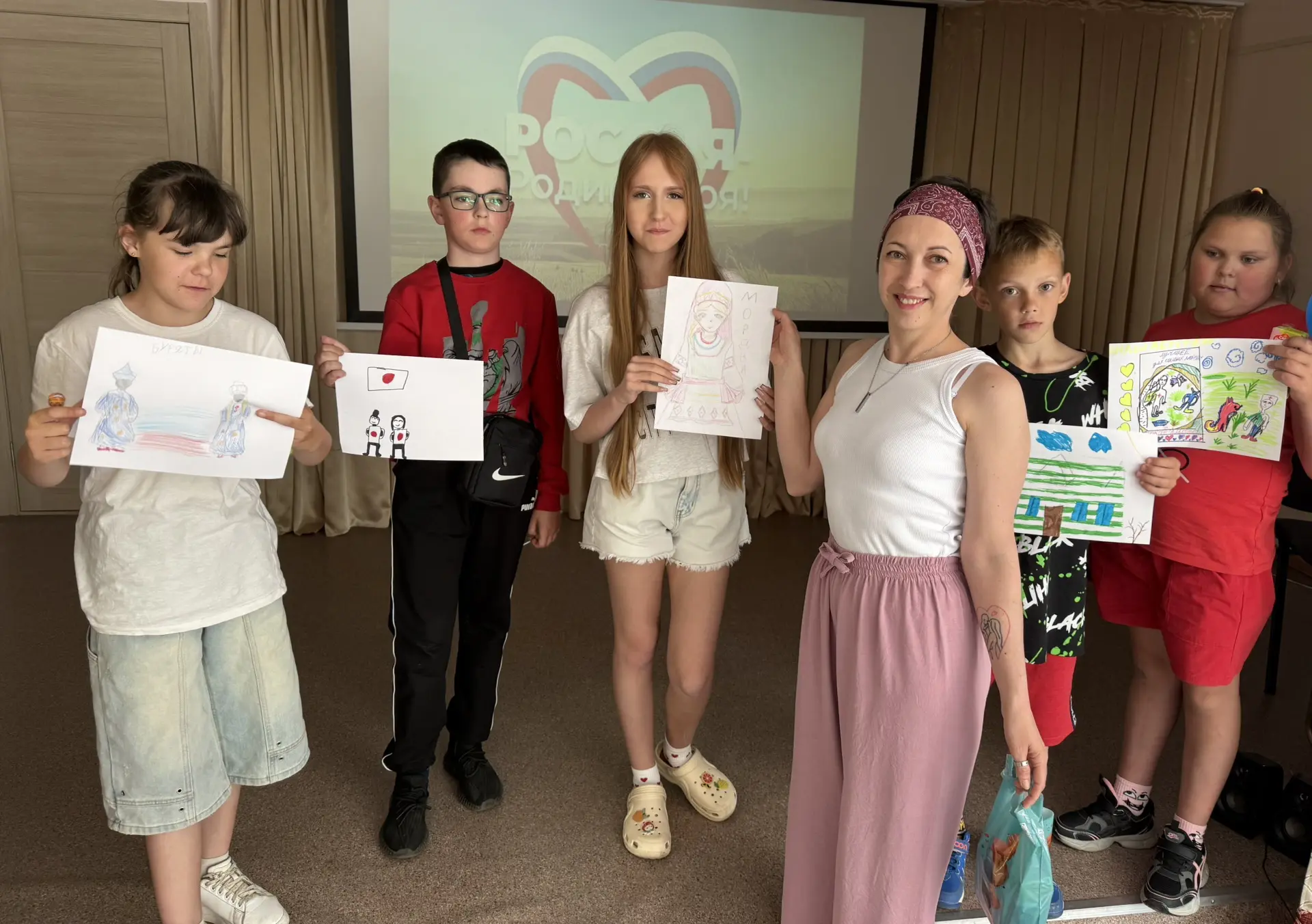 Сегодня в Доме Культуры прошел конкурс рисунков «Моя Родина», приуроченный к Дню России и 100-летию 