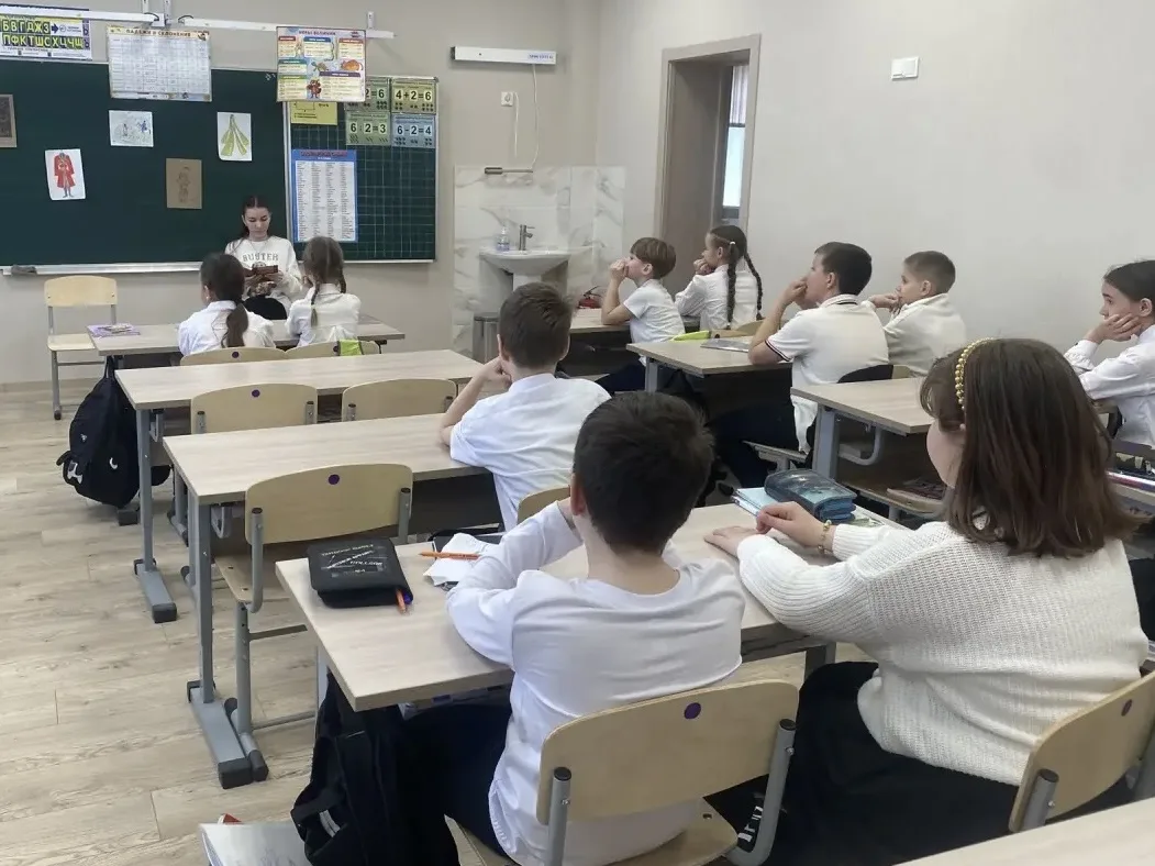 📚 СКАЗКИ, КОТОРЫЕ НАС ОБЪЕДИНЯЮТ 🇷🇺  В нашей школе стартовала удивительная акция «Читаем сказки наше
